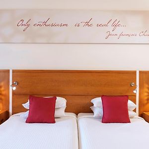 Zimmer mit Kingsize-Bett